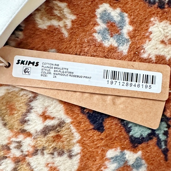 SKIMS Cream and Gold Floral Bra - Picture 10 of 12